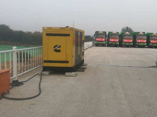 南开电力系统的稳定性和设备兼容性如何影响发电机组的频率规格？